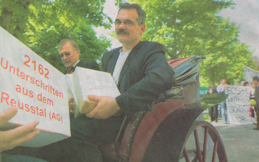 Remise de plus de 20'000 signature pour l'enfouissement de tronçons de lignes à très haute tension dans les cantons d'Argovie, de Berne, de Fribourg et du Valais, en automne 2009 à Berne